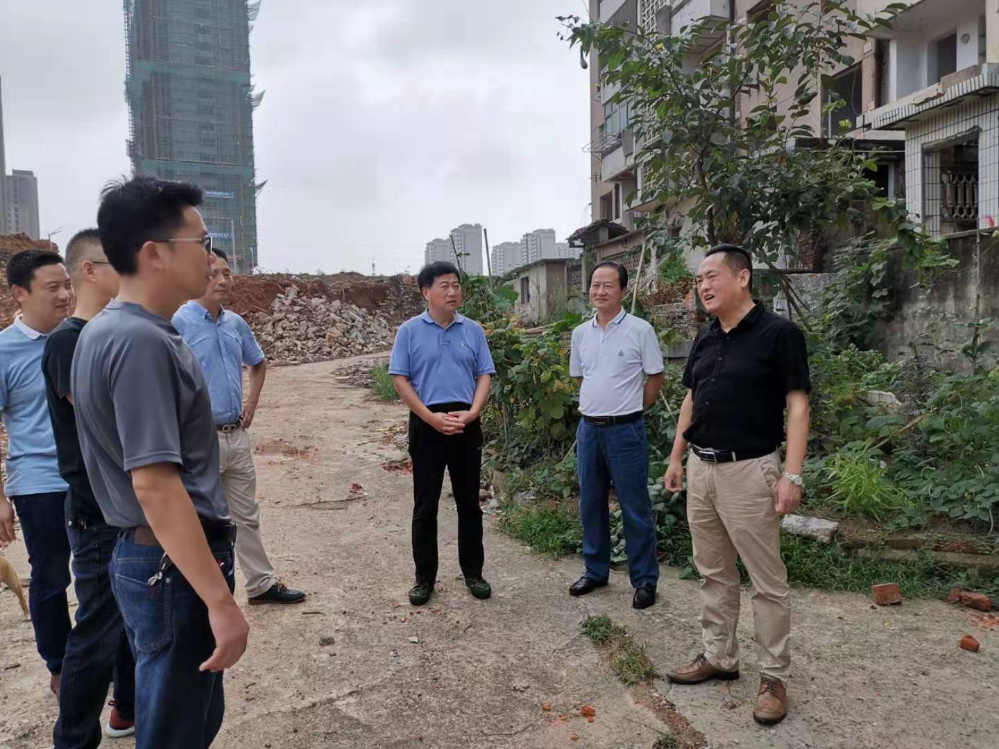 為加快方家沖、造紙廠和桂花園新安置區(qū)建設(shè)，2019年9月5日下，市城建集團(tuán)總經(jīng)理衛(wèi)民陪同市政府副秘書長(zhǎng)劉陳寅深入項(xiàng)目建設(shè)現(xiàn)場(chǎng)，調(diào)度推進(jìn)安置區(qū)征遷工作.jpg