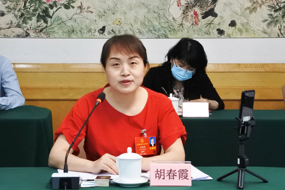 5月23日，全國人大代表胡春霞在參加分組審議政府工作報告時發(fā)言。新華社記者　吳雨　攝