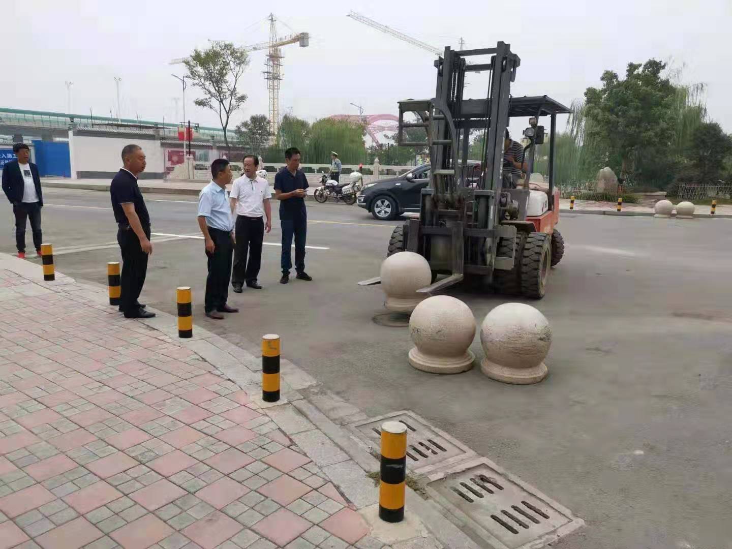 為向新中國(guó)成立七十周年獻(xiàn)禮，市城建集團(tuán)攻堅(jiān)克難，實(shí)現(xiàn)了北門(mén)棚改區(qū)域民生路10月1日零時(shí)順利通車(chē)。國(guó)慶假期，市城建集團(tuán)堅(jiān)持做好一線工作，在與交警部門(mén)共同做好民生路通車(chē)保障工作外，抓細(xì)節(jié)，抓落實(shí)，確保其他各項(xiàng)工作有序推進(jìn)。.jpg